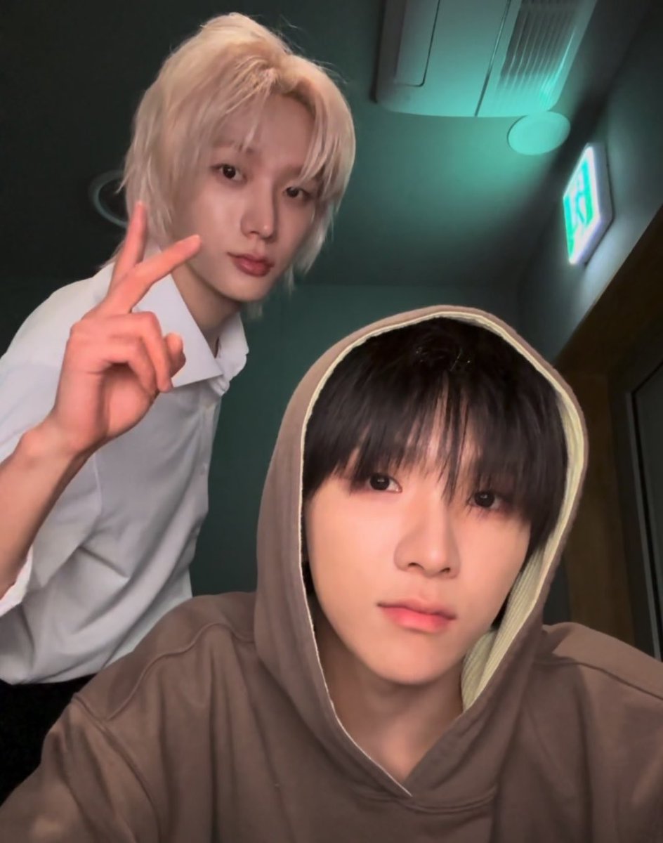 hixshu's tweet photo. 웅학 오늘 고영이들이랑만 투샷 잡히는 바람에
두부똔개눙싸람되지력 400배됨 https://t.co/BlJOCDWekU