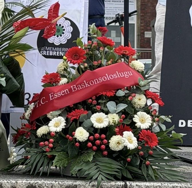 TC_EssenBK's tweet photo. Amanet NRW Derneği tarafından Dortmund’da düzenlenen Srebrenitsa Soykırımı’nın 31. yıl dönümü anma törenine katıldık. 

Srebrenitsa’da katedilen masumları rahmetle anıyor, Boşnak kardeşlerimize taziyelerimizi sunuyoruz. 
🇹🇷🇧🇦 https://t.co/ee0xbmlXSH