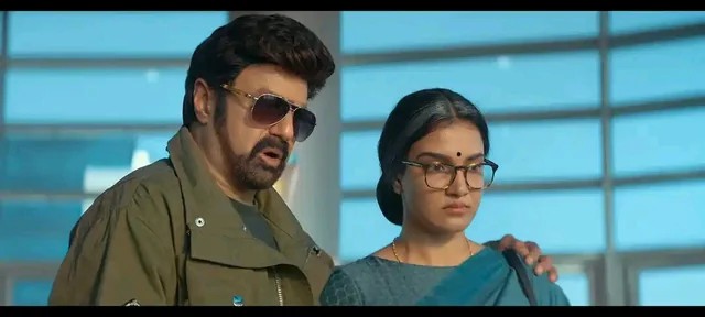 ponilemova's tweet photo. Honey Rose was 30 when she played the mother of a 63-year-old Balayya https://t.co/RpGACJb6zG
