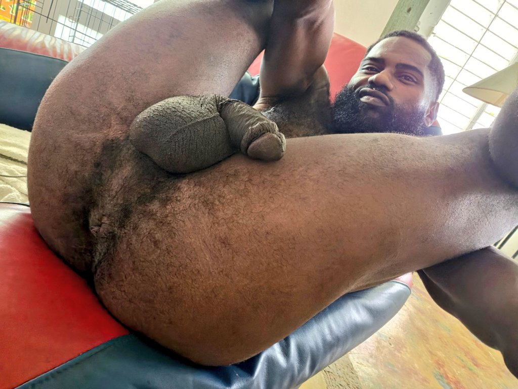 TyrinLeeXXX's tweet photo. Its dumb hairy bro 🐺🍫🍩🕳 https://t.co/b1EWTH8D3r