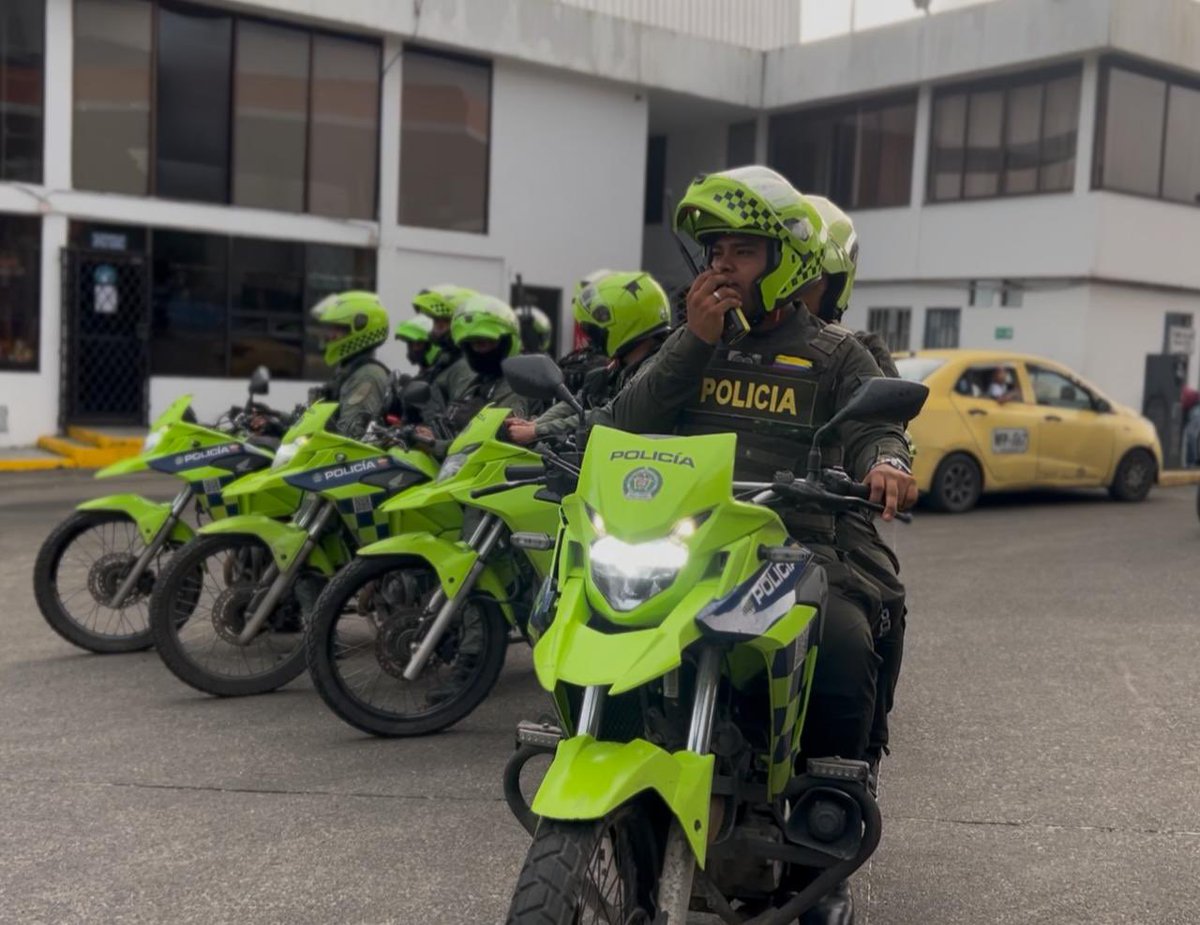 DevalPolicia's tweet photo. La seguridad no tiene horario. 🚔 Estamos al servicio de la comunidad las 24 horas, los 7 días de la semana, atendiendo cada requerimiento con compromiso y oportunidad.

Ante cualquier emergencia, marque a la línea 123 o acérquese al policía más cercano. #Seguridad #FelizSábado https://t.co/pBaw70nxBY