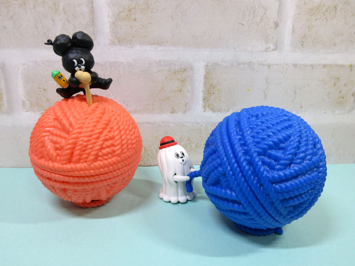 fuufuuho's tweet photo. 今日も #ガチャガチャ😃
『ひまのかたまり ひま太郎』500円全4種です。

カプセルが毛玉ってアイデアが面白い！✨
これにかわいいキャラを付けると、毛玉で遊ぶ図になります。
ダブらずコンプ、やった😆
#カプセルトイ #キタンクラブ https://t.co/0eQsuwxShv
