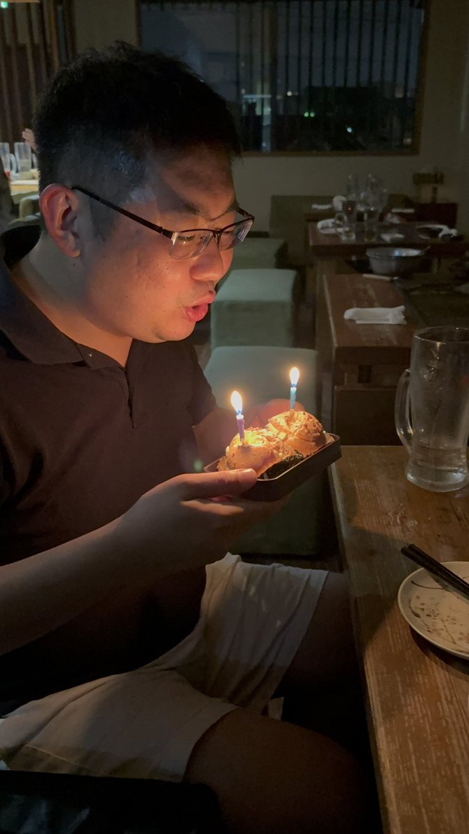 asato280's tweet photo. ゼミさんハッピーバースデー🎊
みんなでたくさんお酒あげた！

#結城ゼミ���ール https://t.co/tUWwT8Uqye