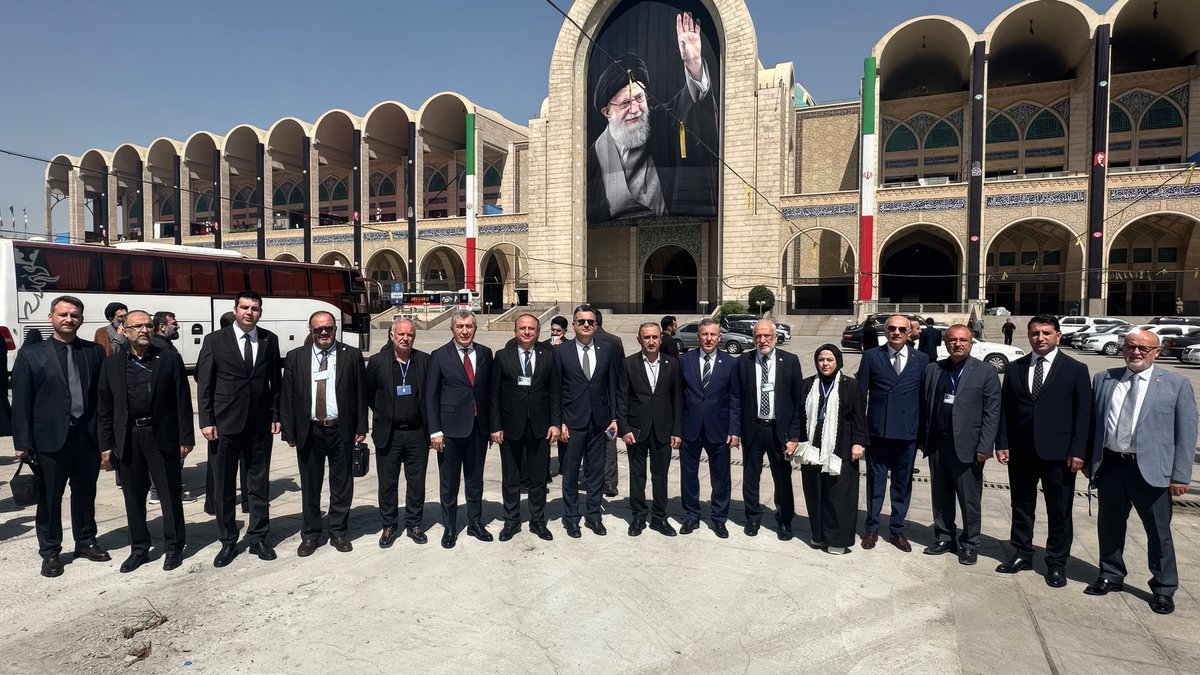 isbamTR's tweet photo. İSBAM Başkanımız Fatih Aydın, ABD ve İsrail’in hain saldırısında şehit olan İran İslam Devrimi Lideri Ali Hamaney’in Tahran’da düzenlenen cenaze törenine katıldı. https://t.co/YPAWH5atQ1