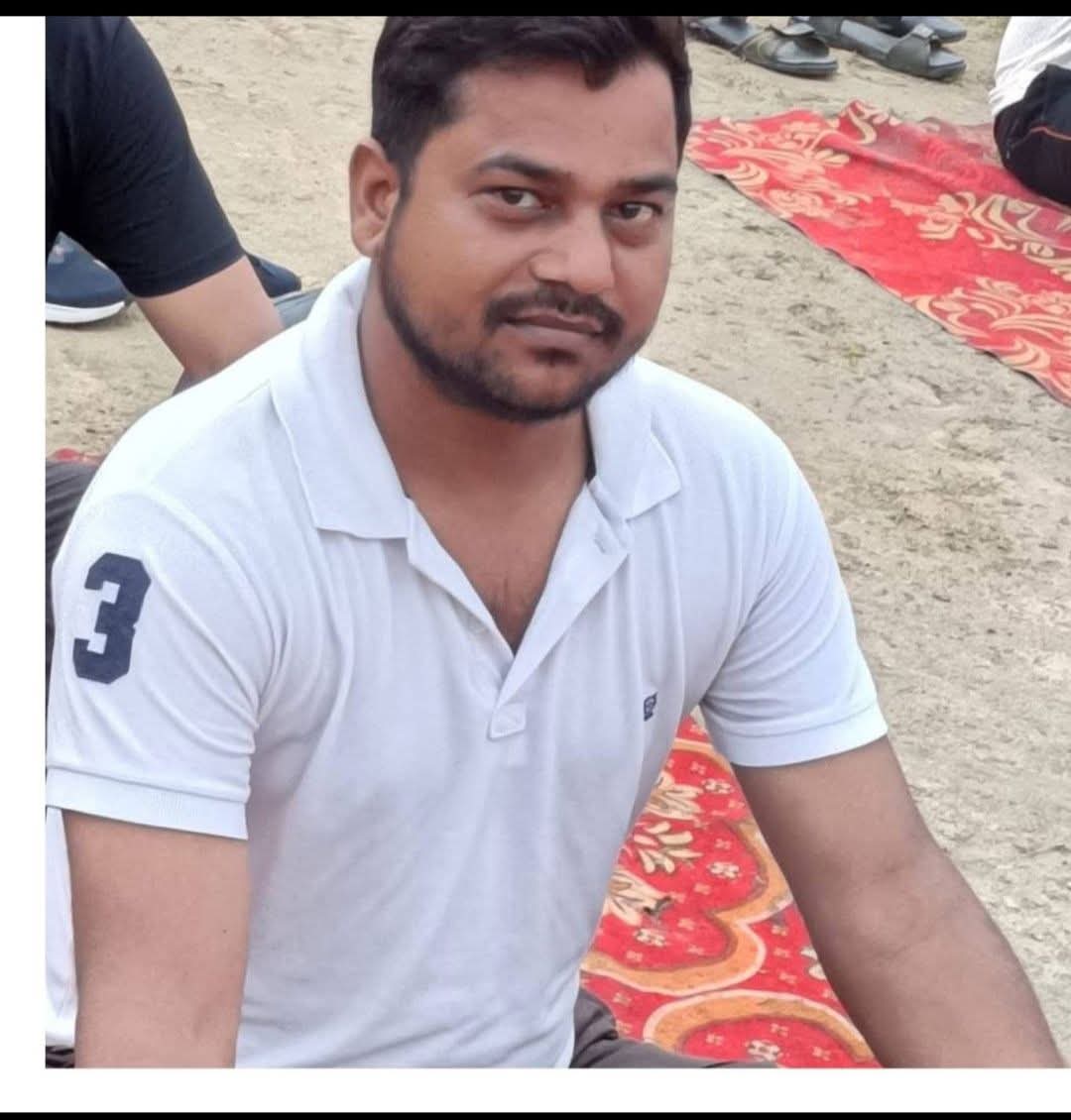 DeepakY09640568's tweet photo. फतेहपुर के जिला  आपूर्ति कार्यालय में कनिष्क सहायक के पद पर कार्यरत मिथलेश पाल जी दिनांक 3/07/2026  को सुबह फतेहपुर के नासेपीर रोड पर से सुबह टहलने निकले थे । तब से रूम वापस नहीं आये है। जिस किसी सज्जन को यह कभी भी दिखे । आप हमे इस नंबर पर सूचित करें। -7355514437 @Uppolice https://t.co/pIjovddIYJ