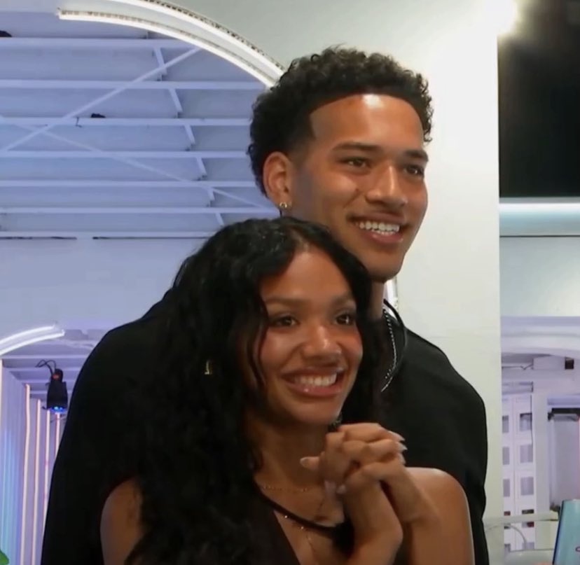 d_troq's tweet photo. melanie was glooooowing when she was with corbin actually #LoveIslandUsa https://t.co/2QEr82SA0a