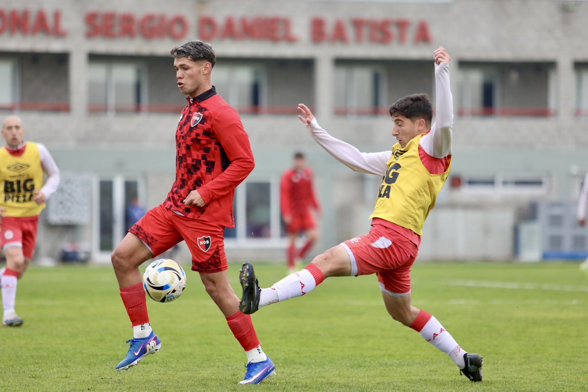 Newells's tweet photo. Final del segundo partido de la mañana ante el Bicho: 1-1 en el predio CEFFA

⚽️ Juan Ignacio Ramírez adelantó a Newell’s y Alcaraz igualó para Argentinos.

🔄 Basualdo y Benedetto ingresaron por el Colo y Núñez en el complemento.

El plantel regresará a la concentración en Cardales y entrenará este domingo por la mañana.