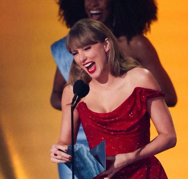 Taylor Updates Italia tweet media