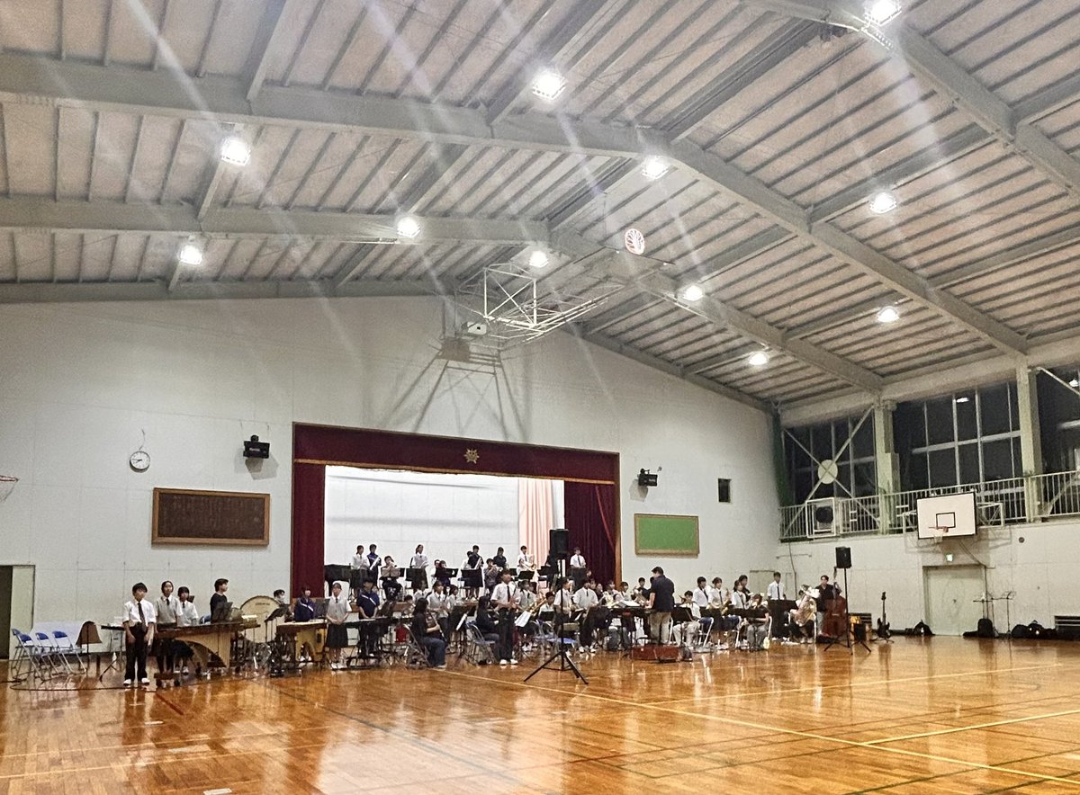 Seiju_Wind's tweet photo. 今晩は🌠

本日も、明日に控えたマーチ＆ポップスin府中の森に向けて、共演する中学校との合同練習を行いました！

中学生から学ぶこともたくさんあり、充実した時間になりました！

明日は3団体、90名以上にのぼる人数で、大迫力の演奏をお届けします！
ぜひ、お楽しみください🎶 https://t.co/fZSfyi0jq2