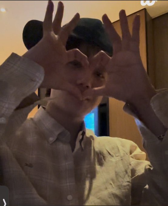 kaidiction's tweet photo. bubble updates, ig posts, youtube vlogs, concerts, livestreams, and all of this while filming variety shows, commercials and working on his solo career. it’s kinda crazy how booked and busy he is, and he still always makes sure to feed us. do we even deserve him? idk https://t.co/4vgl7aZFaI