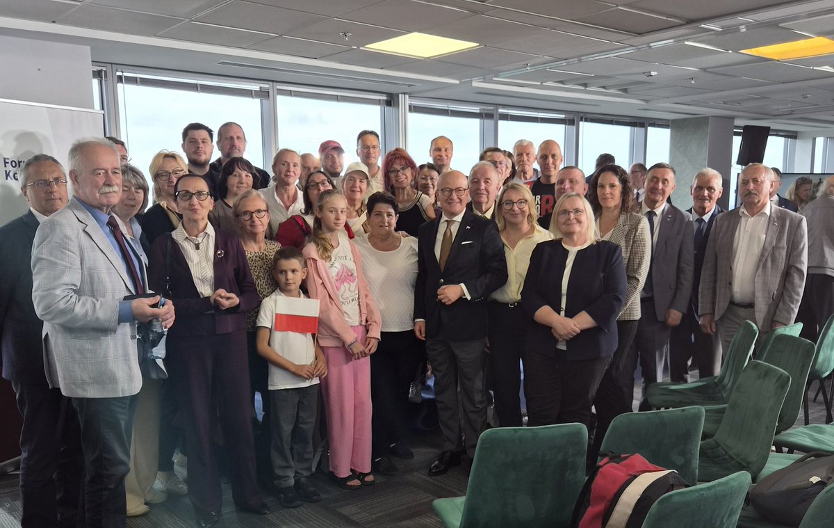 DBarelkowska's tweet photo. Gratulujemy i dziękujemy!!! @bwroblewski i zaangażowanym w organizację konwencji "Rodzina, Edukacja, Demografia" Komentarze  jednoznaczne "jestem dumna/y że tu byłam" 
To początek dużej sprawy! 💪🇵🇱🇵🇱 https://t.co/z6DPxzoiis