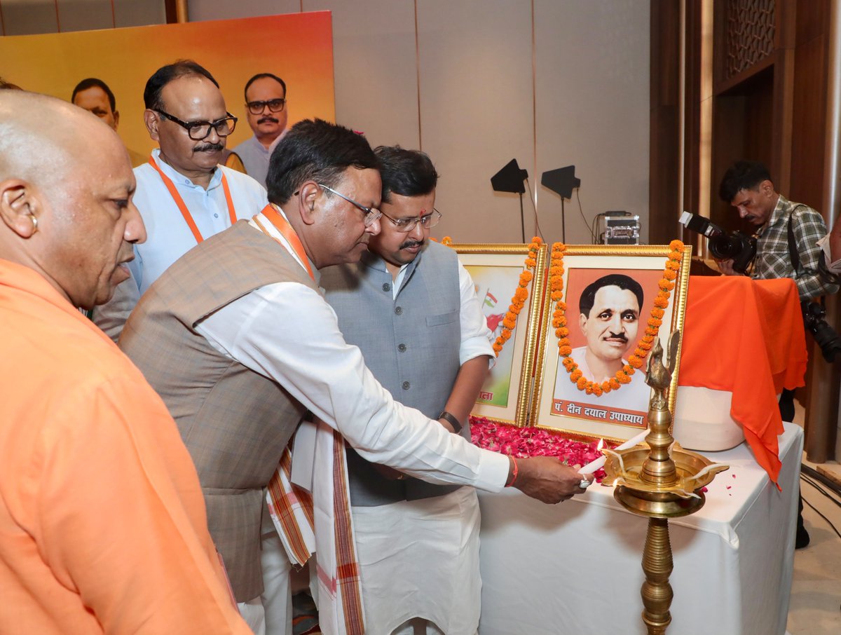 mppchaudhary's tweet photo. आज लखनऊ में माननीय राज्यसभा सांसद व भाजपा के राष्ट्रीय अध्यक्ष श्री नितिन नबीन जी की अध्यक्षता में आयोजित ‘सांसद-विधायक बैठक’ में राष्ट्रीय महामंत्री (संगठन) श्री बी.एल. संतोष जी और माननीय मुख्यमंत्री योगी आदित्यनाथ जी के साथ सहभागिता की।

बैठक में प्रदेश महामंत्री (संगठन) श्री धर्मपाल सिंह जी, माननीय उपमुख्यमंत्री श्री केशव प्रसाद मौर्य जी व श्री ब्रजेश पाठक जी सहित प्रदेश के समस्त माननीय सांसदों, विधान सभा एवं विधान परिषद सदस्यों की उपस्थिति रही। 

उत्तर प्रदेश के चहुंमुखी विकास और सांगठनिक सुदृढ़ता को लेकर इस बैठक में अत्यंत सार्थक संवाद हुआ।

#NitinNabinInUP 
#UPWITHPANKAJCHAUDHARY
#TeamNitinPankaj

@NitinNabin 
@blsanthosh 
@myogiadityanath 
@idharampalsingh 
@kpmaurya1 
@brajeshpathakup 
@BJP4India @BJP4UP