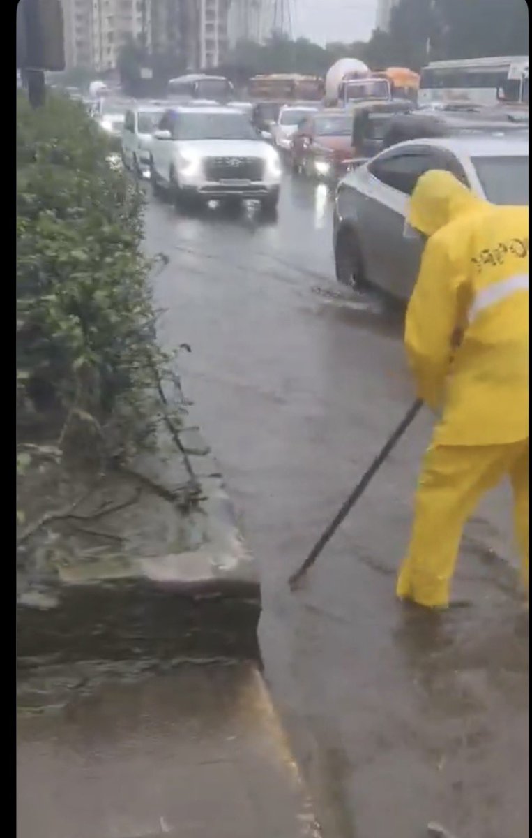 Bholenath's tweet photo. Dear @C_ShekharSawant and @MumbaiPolice sir, it is all very nice to pat each other on the back and not understand the reasons behind this useless majdoori.

1. The green patch you see with the mud is the reason the drain is blocked. You don't need that on the curbside; it is not a drawing room.

2. The stormwater drain is of a stupid design and not the kind I have shown in the 3 pics here.

The Indian municipality is so backward despite its wealth that it can't even google to see how these things are done by the West, who designed these urban elements in the first place.

JFC! 

Sadly we Citizens can't do anything besides paying taxes and watching these annual nautankis. 

Do you have competent people to design this @mybmc here is a design.  

@AshwiniBhide @TawdeRitu 

https://t.co/grSHMA7Rg1

https://t.co/biZvXUFTxD