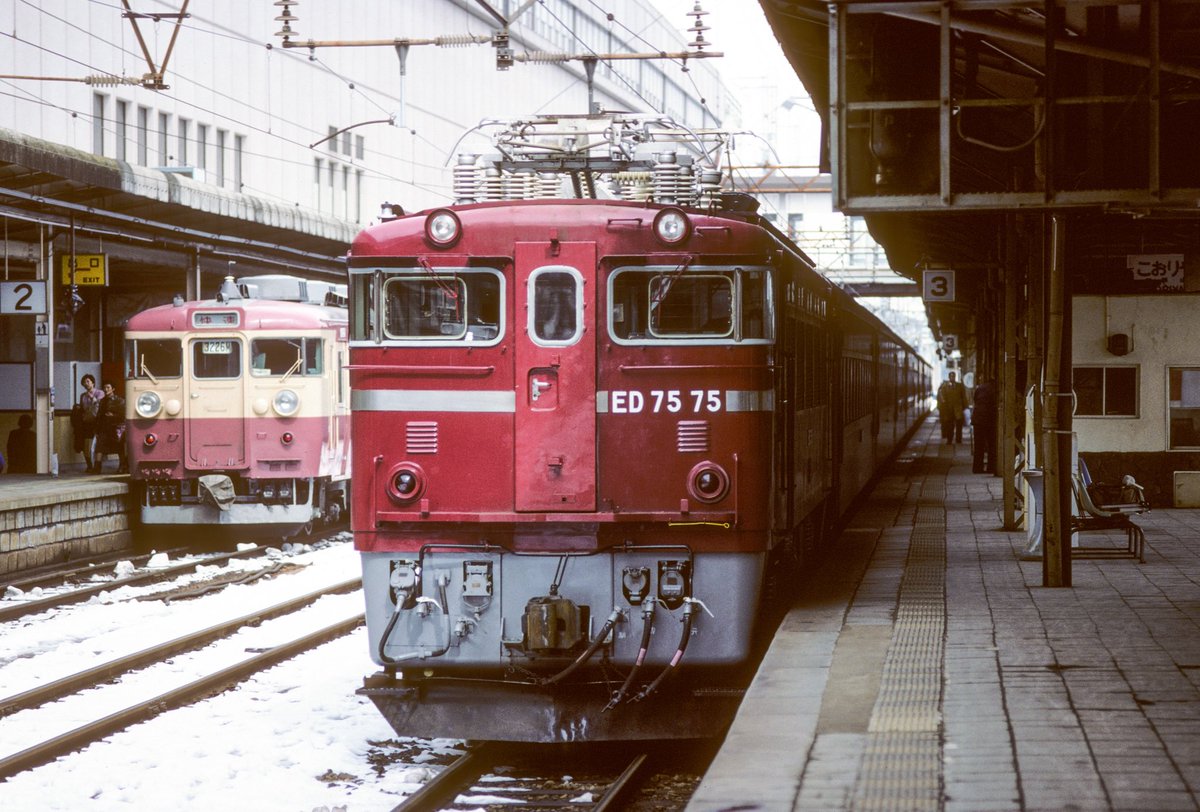 northfox40_3488's tweet photo. 御年75歳の父はそれなりのナナゴマニアでした
引退して久しいですが、これらの写真が日の目に当たることがほぼないので代理でXに上げようと思った次第です

やはり、この時代を知らない私にとってすごいの一言に尽きます…

※父の写真を間借り
80年代
東北本線各所
#ED75の日 https://t.co/Lxecb5yiKn