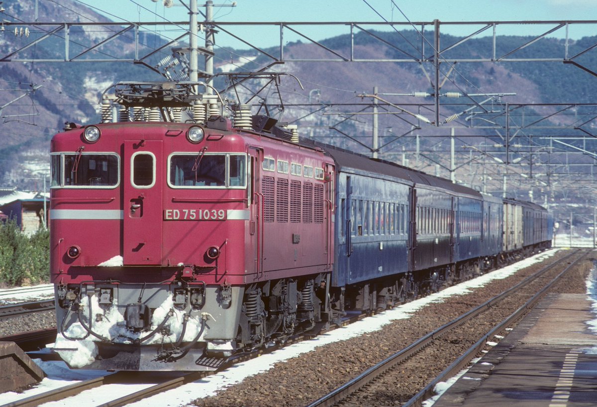 northfox40_3488's tweet photo. 御年75歳の父はそれなりのナナゴマニアでした
引退して久しいですが、これらの写真が日の目に当たることがほぼないので代理でXに上げようと思った次第です

やはり、この時代を知らない私にとってすごいの一言に尽きます…

※父の写真を間借り
80年代
東北本線各所
#ED75の日 https://t.co/Lxecb5yiKn