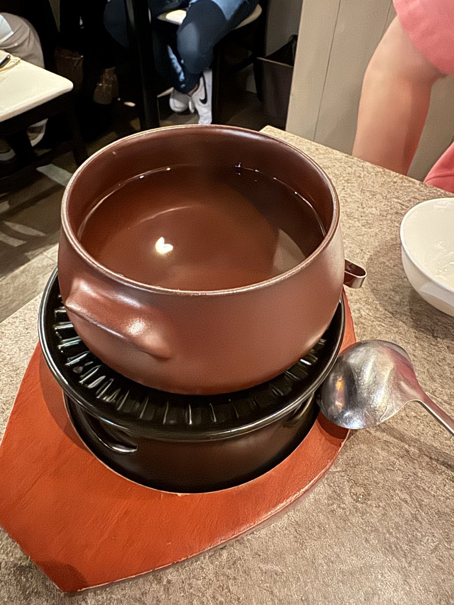 tumuri39's tweet photo. 最後に瑞宝を昆布焼きで。Lサイズのでかい牡蠣を昆布を敷いた鉄板で焼いて食べるっていう旨味×旨味ですごかった。昆布のペーストつけて食べるよ。日本酒すすむよね。昆布出汁でしゃぶしゃぶするのもオススメされたけど生で食べれるのにもったいなくてそのまま飲んでた。滋味うまい。 https://t.co/f1bZkRy6XE