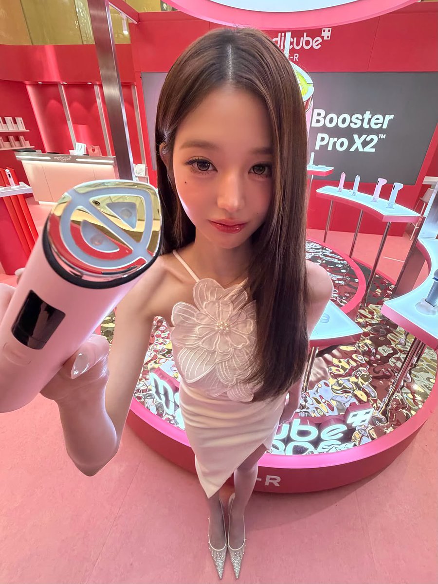 wocyie's tweet photo. spending the day at the department store was so lovely! 반짝반짝 ... it's like a whole different world, isn't it? ྀི ܸ𐄙 ༝ 𐄙 ܸ𐨯 ★ filled with sparkling things and amazing stuffs kind of. everything feels so sleek! https://t.co/e3c2ug20u1