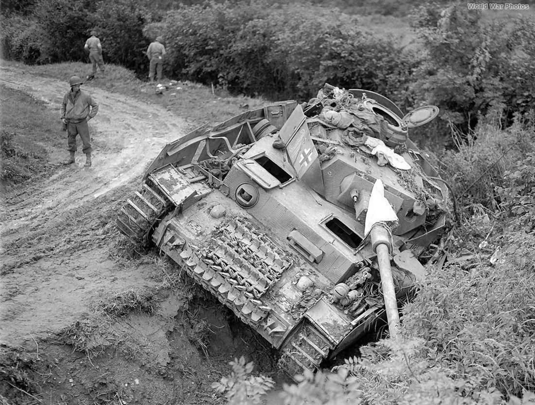 MTbeein's tweet photo. Před 82 lety, poblíž Saint-Lô, Normandie. [1:72, Sd.Kfz. 161/2 Pz.Kpfw. IV Ausf. H od UM + US truck crew WW II (3 fig.) od CMK] https://t.co/ik6GUsdFOA