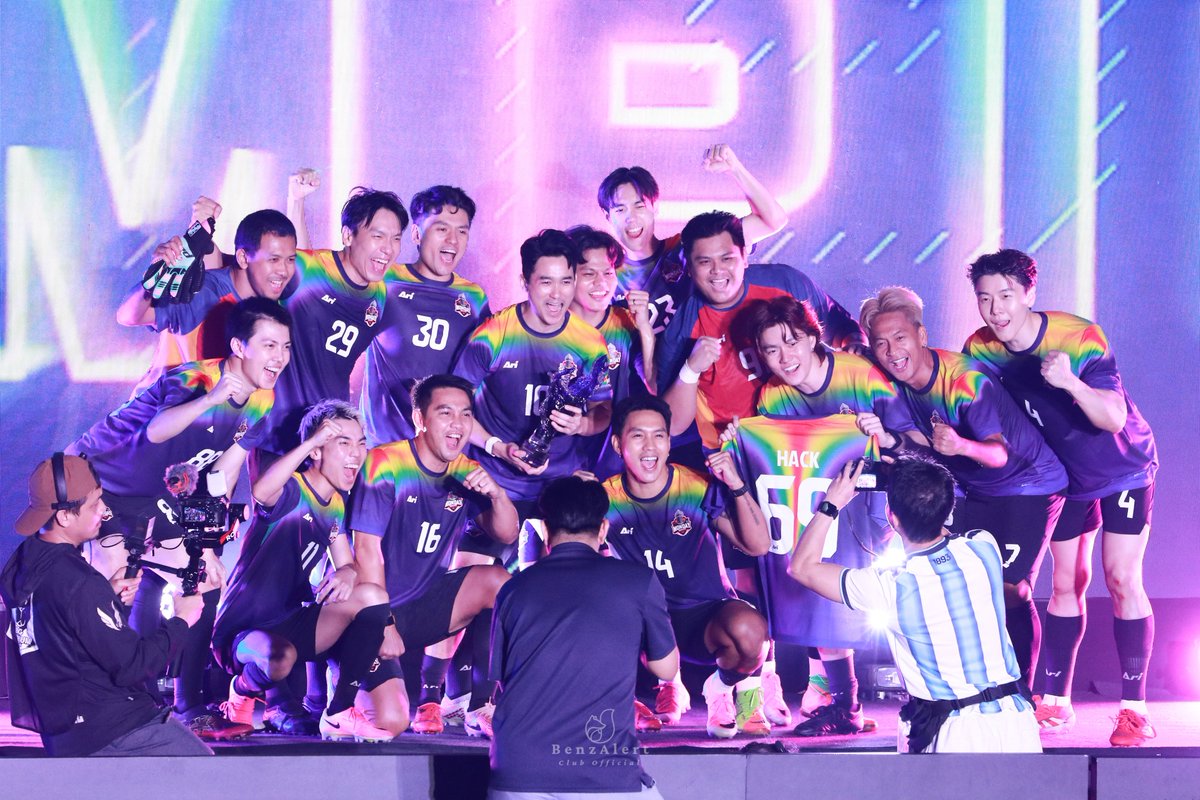 BenzAlertOFC's tweet photo. BG Indoor Soccer Season 1 🏆⚽

Champions together.
Monday Knights FC 👏👏👏

❥ @bb_benzalert  #BENZALERT https://t.co/njSsXhJiuW