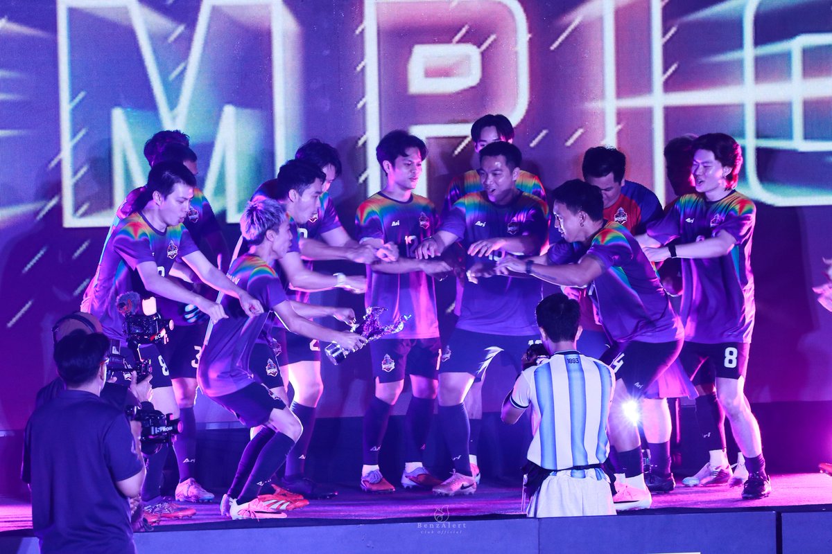BenzAlertOFC's tweet photo. BG Indoor Soccer Season 1 🏆⚽

Champions together.
Monday Knights FC 👏👏👏

❥ @bb_benzalert  #BENZALERT https://t.co/njSsXhJiuW