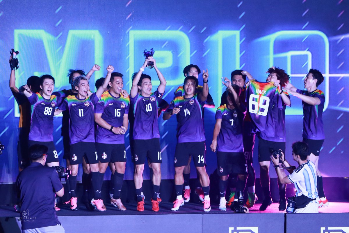 BenzAlertOFC's tweet photo. BG Indoor Soccer Season 1 🏆⚽

Champions together.
Monday Knights FC 👏👏👏

❥ @bb_benzalert  #BENZALERT https://t.co/njSsXhJiuW