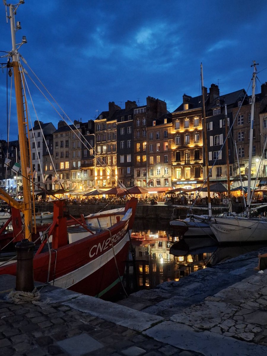 luckasdelille59's tweet photo. Un petit passage pour vous souhaiter une bonne fin de journée et une excellente soirée étoilée les amis ⭐️ 🌟 ⭐️ 🌟 
Bon week-end, prenez soin de vous 🙏 🕊 
#Honfleur #France 🇨🇵🇨🇵🇨🇵🇨🇵 https://t.co/lbuBAVx3QS