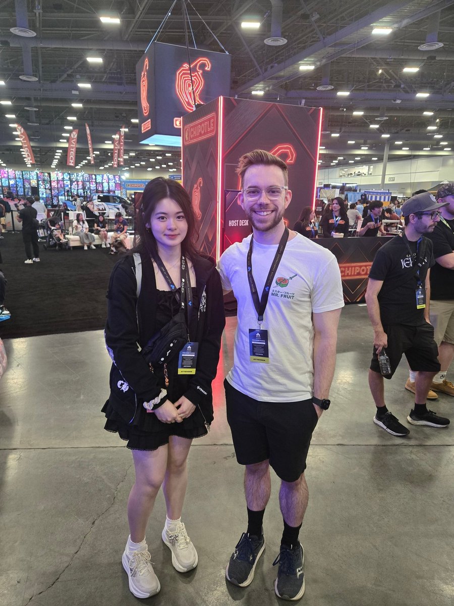 buniroll's tweet photo. first time at evo, had so much fun watching everyone play and it was a blast meeting everyone too 🥹 super happy I got to meet @MrFruitYT. it was a surreal experience, never thought I'd get to meet the youtuber I grew up watching + evo haul :3 https://t.co/0IoMeMCPEp