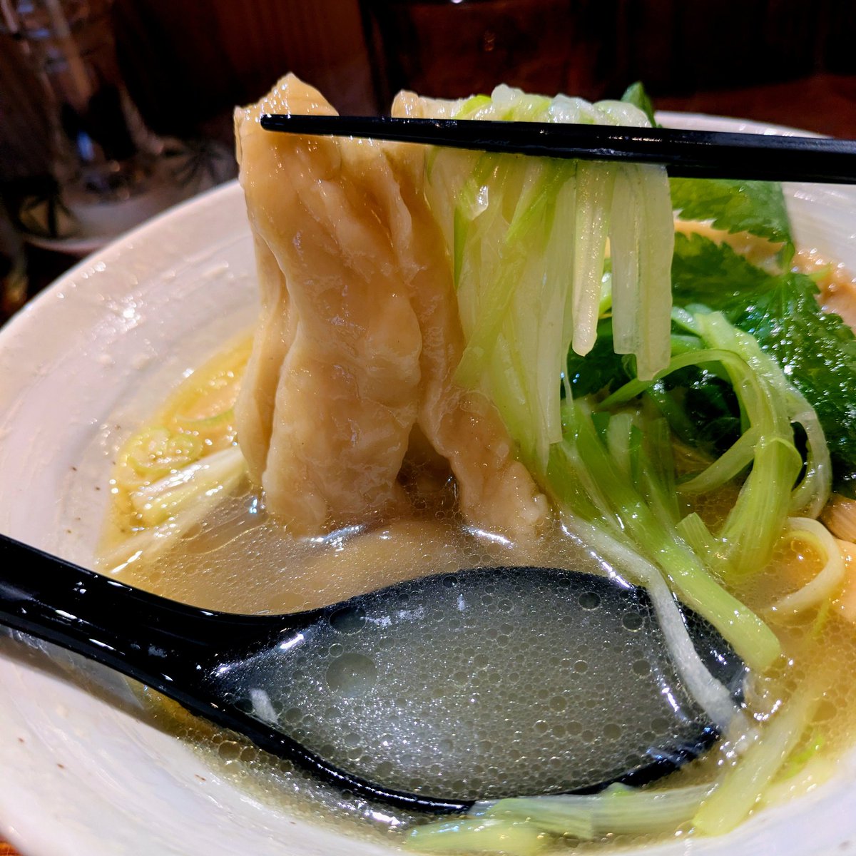 Mascara_condor's tweet photo. 麺と未来＠下北沢
・塩らーめん
・ネギトッピング
ネギのトッピングを注文🍜独特な極太麺のフワモチな食感に、縦切りネギのシャキッとしてトロっとした食感が良い効果を生んでハマる美味さ👍 https://t.co/51bSkguU4x