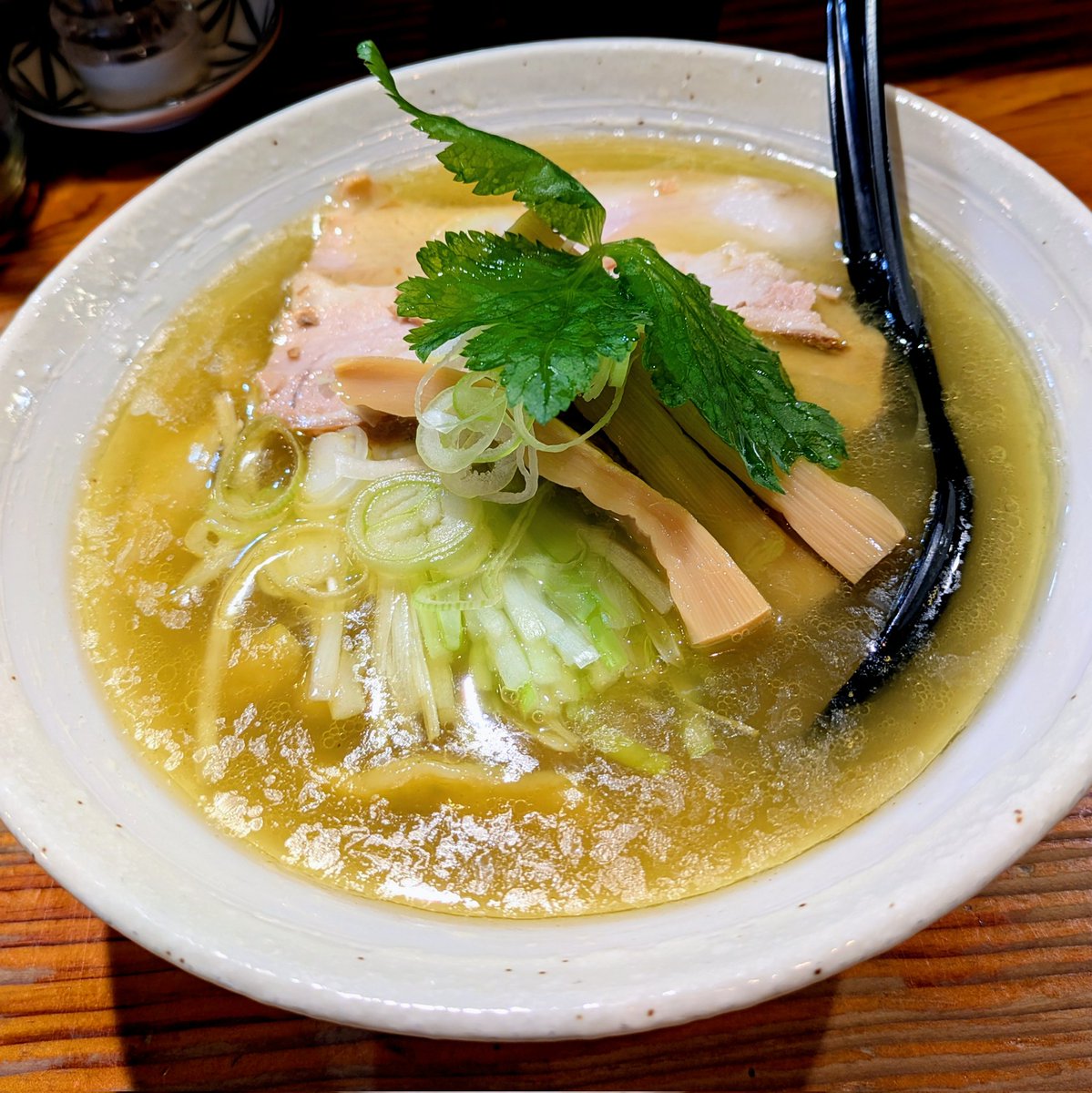 Mascara_condor's tweet photo. 麺と未来＠下北沢
・塩らーめん
・ネギトッピング
ネギのトッピングを注文🍜独特な極太麺のフワモチな食感に、縦切りネギのシャキッとしてトロっとした食感が良い効果を生んでハマる美味さ👍 https://t.co/51bSkguU4x