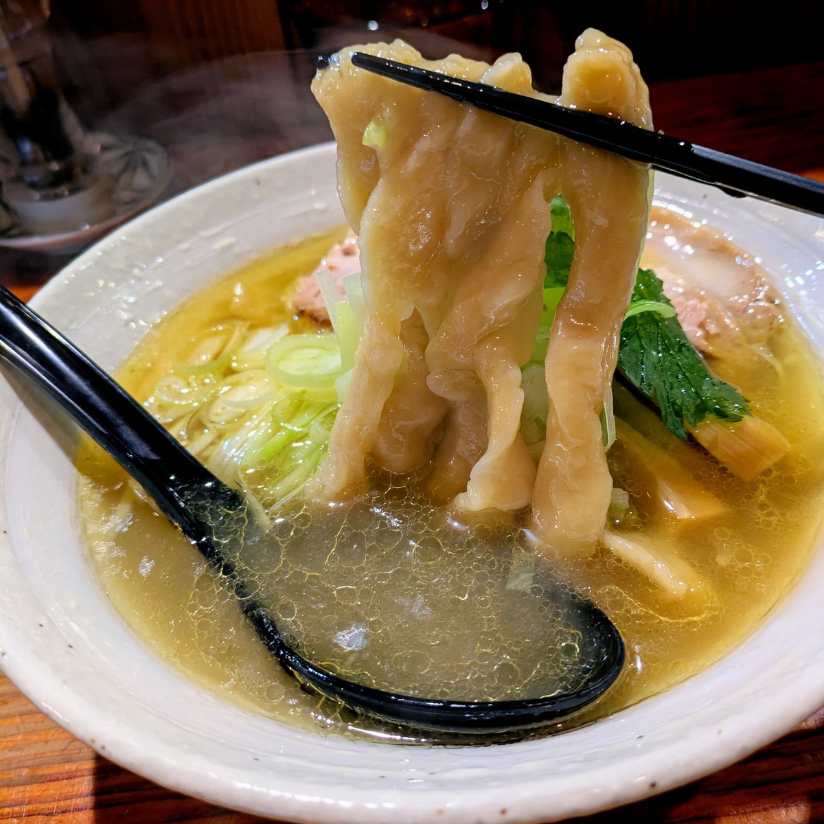 Mascara_condor's tweet photo. 麺と未来＠下北沢
・塩らーめん
・ネギトッピング
ネギのトッピングを注文🍜独特な極太麺のフワモチな食感に、縦切りネギのシャキッとしてトロっとした食感が良い効果を生んでハマる美味さ👍 https://t.co/51bSkguU4x