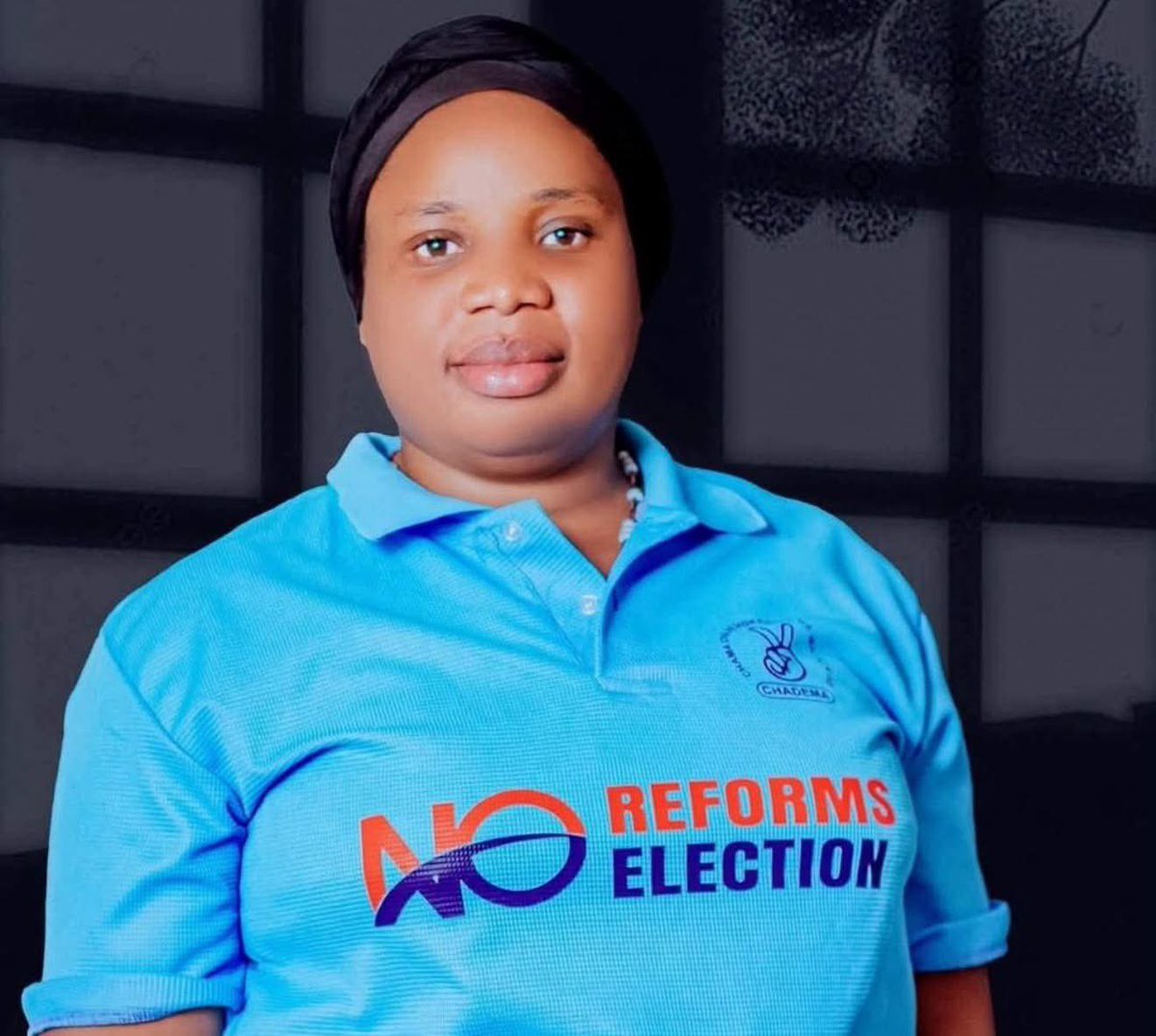 HildaNewton21's tweet photo. Leo ni siku ya saba tangu Huyu Neema Chozaile akamatwe na Jeshi la Polisi Mkoa wa Geita.

Tangu amekamatwa mpaka leo hakuna mtu yeyote ambae karuhusiwa kumuona sio Familia, Mawakili wala Viongozi wa CHAMA lakin pia Polisi hawataki kusema yupo kituoni gani.

Kuna msamaria mwema anasema tangu Polisi wamkamate Neema wanafanya kazi ya kuzunguka nae kwenye gari sijui malengo yao ni nini. 

Kwa msiomfahamu Neema ni Mwenyekiti wa CHADEMA wa Jimbo la Geita, June 29, 2026 aliaga watoto wake kwamba anaenda Sokoni kununua mahitaji ya nyumban akiwa njiani alivamiwa na Polisi wakamchukua na kuondoka nae.

Neema ni mama,  anawatoto wadogo ambao wanamtegemea na kumhitaji Mama yao.

#FreeNeemaChozaile