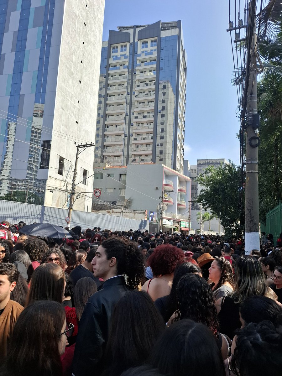 gfrdsic's tweet photo. bela organização essa fila do enhypen só enfiaram todo mundo em um bolsão e ngm consegue sentar nem ir no banheiro https://t.co/1UNMHax9cR