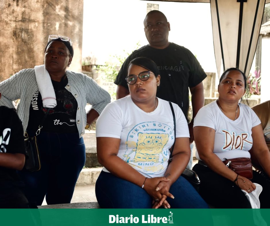 DiarioLibre's tweet photo. 🚨 |#SucesosDL| "No lo dejó hablar": el doloroso testimonio de cómo Darlin fue ultimado por un policía en Herrera
https://t.co/2ELwKMGA4o
#DiarioLibre #PolicíaNacional #JusticiaRD #Violencia #ArmadeFuego #SectorHerrera #SantoDomingoOeste https://t.co/pSSF7JrqwN