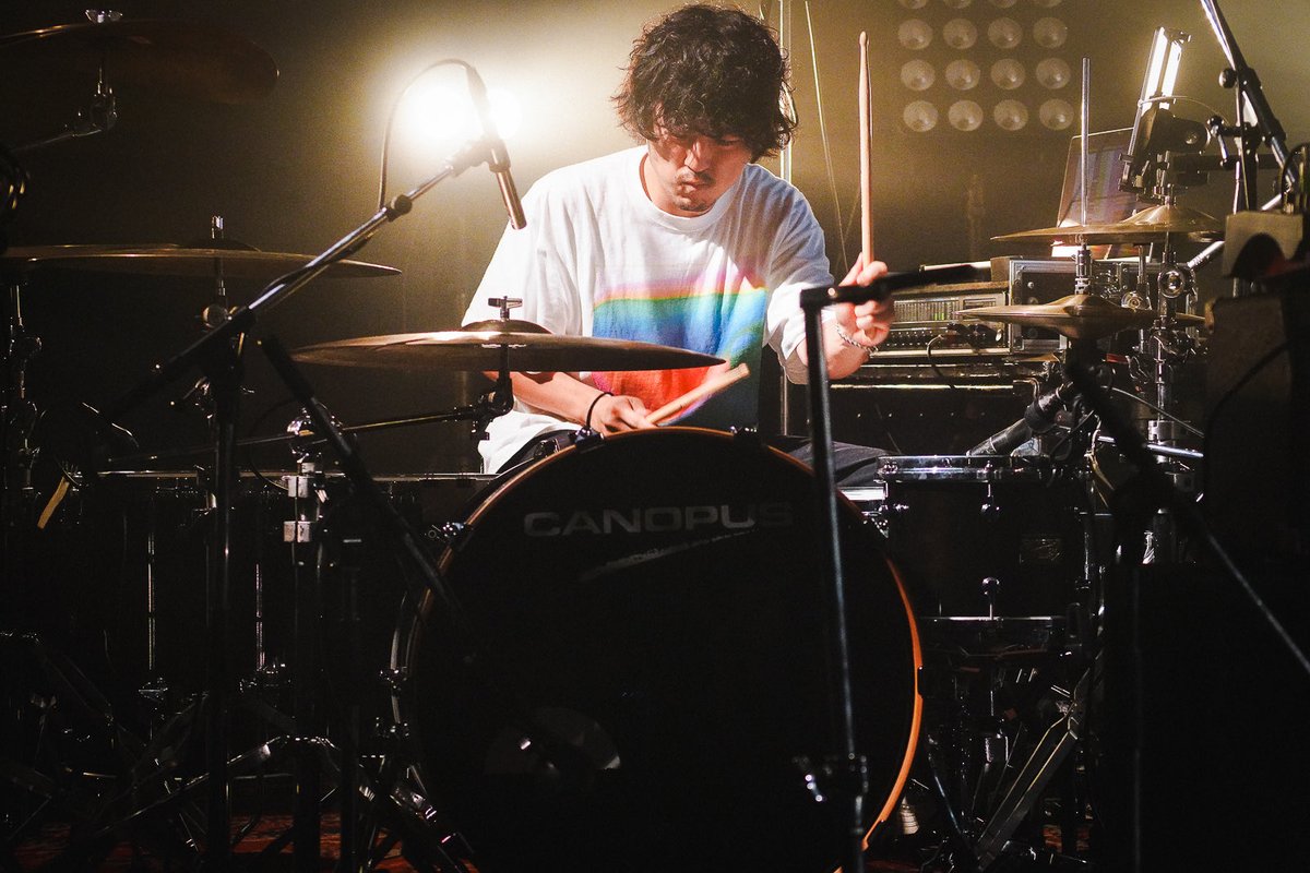 ItoAkihiko's tweet photo. 昨日は音作り、特にタッチの狙い所を久しぶりに完全に奔放に、というか自分自身は明確なイメージを持ってるけど世のセオリーからは外れるのでいつも自分の中にあるいい子ちゃんがうまくいかないかもしれんからやめろと言ってくることを無視してやりたいようにやったので結構極端な音になってしまったかもしれないなと思っていたけど録音を聴いたら信頼するPAさんがまとめてくれていて本当にありがたすぎてはげました
そして塁さんから写真をいただいたら自分で思っていたよりも結構セッティングが低かったです
📸 by RUI HASHIMOTO
