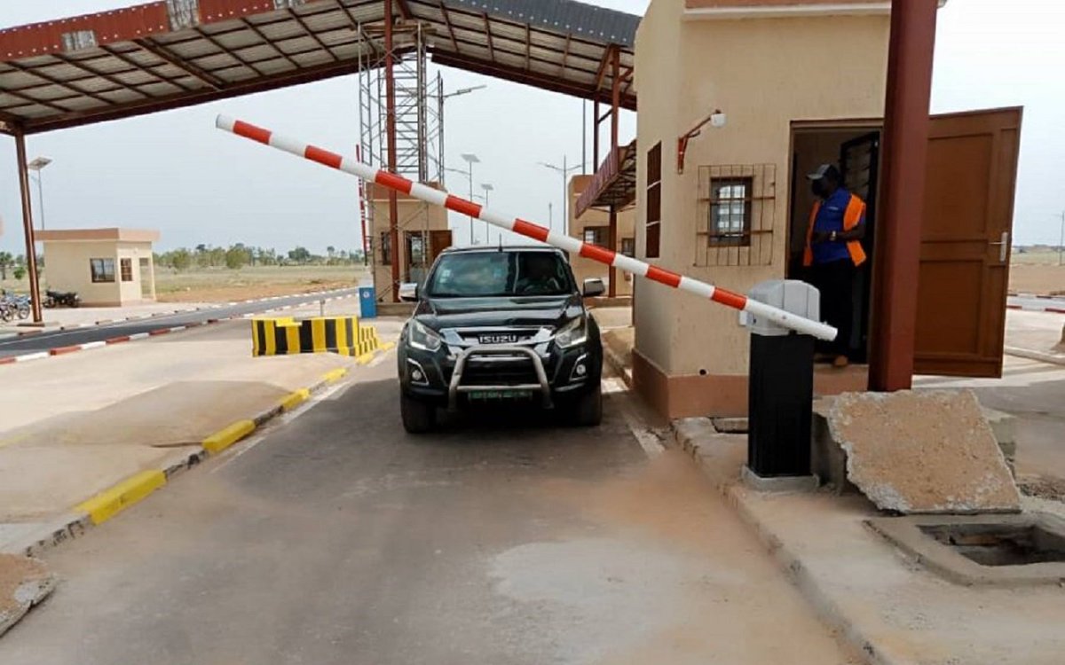 houn_togo_hen's tweet photo. Je me suis retrouvé face à des vagues de gens qui pensent que la réduction des frais de péage au #Togo ne change rien. C’est un peu comme une baisse de 10 F sur le carburant : pour une personne qui en fait un usage personnel, ça semble dérisoire 😁
Seul un #routier comprend🇹🇬 https://t.co/JQSIwpweOz