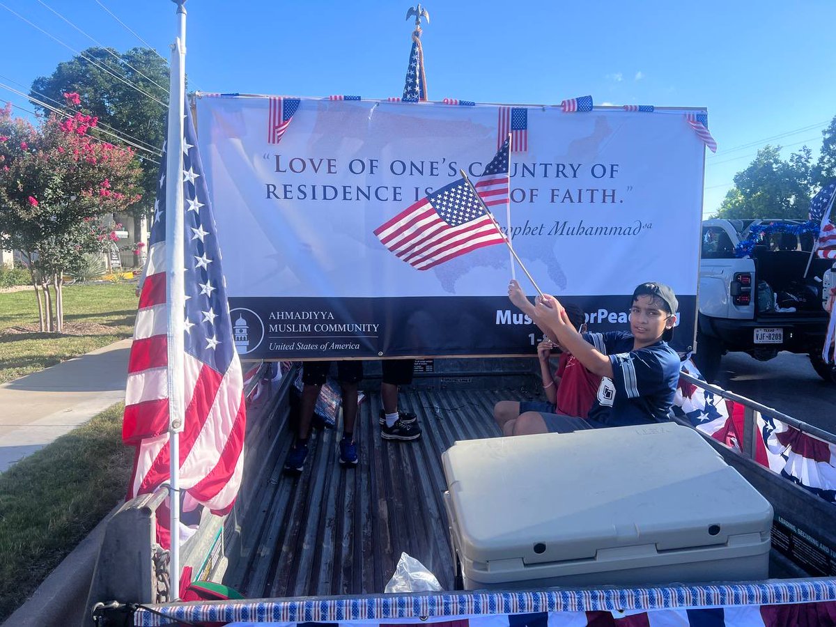 RoundRockMosque's tweet photo. Happy Independence Day from the Ahmadiyya Muslim Community! 🇺🇸 We had a wonderful time celebrating with our neighbors at the Round Rock 4th of July parade today. Muslims for Loyalty. God Bless America! 🎇
#RoundRock #4thOfJuly #MuslimsForPeace https://t.co/bjGVPvQdNn