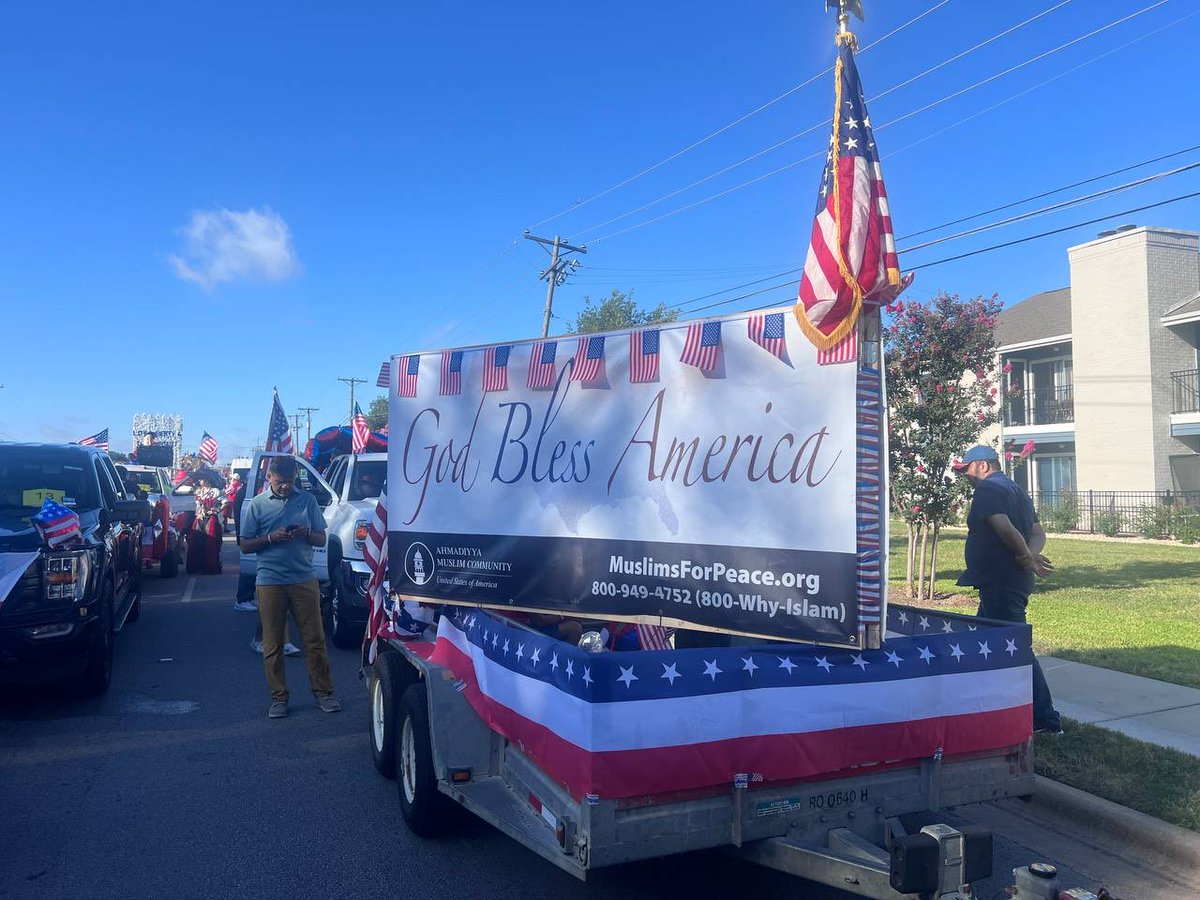 RoundRockMosque's tweet photo. Happy Independence Day from the Ahmadiyya Muslim Community! 🇺🇸 We had a wonderful time celebrating with our neighbors at the Round Rock 4th of July parade today. Muslims for Loyalty. God Bless America! 🎇
#RoundRock #4thOfJuly #MuslimsForPeace https://t.co/bjGVPvQdNn