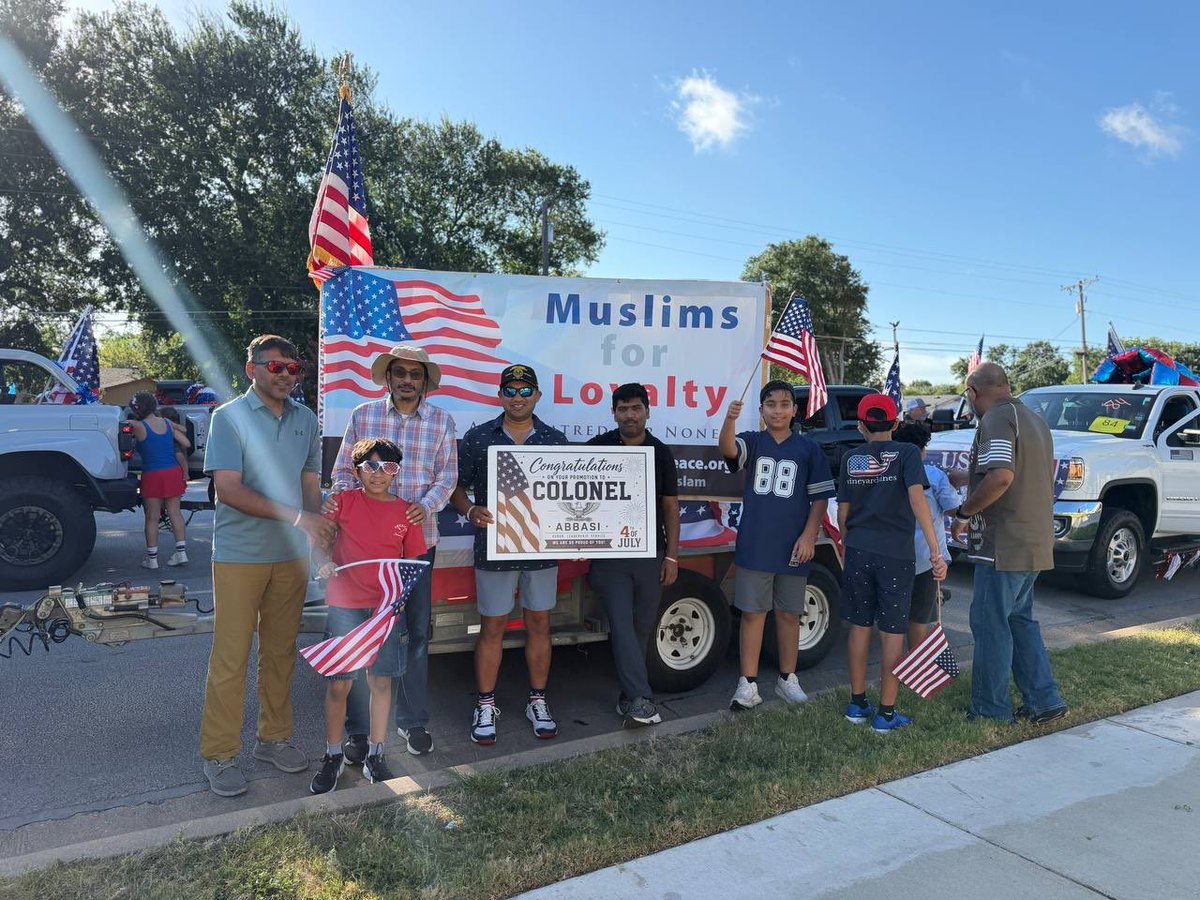 RoundRockMosque's tweet photo. Happy Independence Day from the Ahmadiyya Muslim Community! 🇺🇸 We had a wonderful time celebrating with our neighbors at the Round Rock 4th of July parade today. Muslims for Loyalty. God Bless America! 🎇
#RoundRock #4thOfJuly #MuslimsForPeace https://t.co/bjGVPvQdNn
