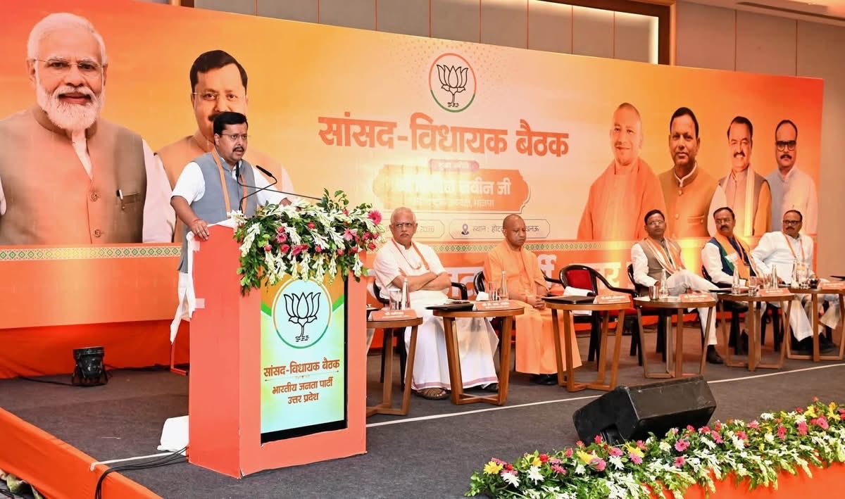 MohitBeniwalBJP's tweet photo. आज लखनऊ में भारतीय जनता पार्टी के ऊर्जावान एवं यशस्वी मा•राष्ट्रीय अध्यक्ष श्री @NitinNabin जी की अध्यक्���ता में आयोजित प्रदेश पदाधिकारी बैठक व सांसद-विधायक बैठक में सहभागिता की। 

बैठक में आदरणीय राष्ट्रीय महामंत्री (संगठन) श्री @blsanthosh जी, लोकप्रिय मा•मुख्यमंत्री श्री @myogiadityanath जी, मा•प्रदेश अध्यक्ष श्री @mppchaudhary जी, मा•उप-मुख्यमंत्री द्वय श्री @kpmaurya1 जी व श्री @brajeshpathakup जी एवं मा•प्रदेश महामंत्री (संगठन) श्री @idharampalsingh जी की गरिमामयी उपस्थिति रही। #NitinNabinInUP