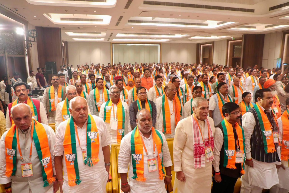 MohitBeniwalBJP's tweet photo. आज लखनऊ में भारतीय जनता पार्टी के ऊर्जावान एवं यशस्वी मा•राष्ट्रीय अध्यक्ष श्री @NitinNabin जी की अध्यक्���ता में आयोजित प्रदेश पदाधिकारी बैठक व सांसद-विधायक बैठक में सहभागिता की। 

बैठक में आदरणीय राष्ट्रीय महामंत्री (संगठन) श्री @blsanthosh जी, लोकप्रिय मा•मुख्यमंत्री श्री @myogiadityanath जी, मा•प्रदेश अध्यक्ष श्री @mppchaudhary जी, मा•उप-मुख्यमंत्री द्वय श्री @kpmaurya1 जी व श्री @brajeshpathakup जी एवं मा•प्रदेश महामंत्री (संगठन) श्री @idharampalsingh जी की गरिमामयी उपस्थिति रही। #NitinNabinInUP