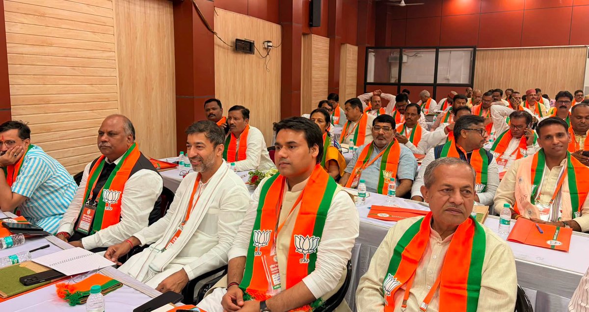 MohitBeniwalBJP's tweet photo. आज लखनऊ में भारतीय जनता पार्टी के ऊर्जावान एवं यशस्वी मा•राष्ट्रीय अध्यक्ष श्री @NitinNabin जी की अध्यक्���ता में आयोजित प्रदेश पदाधिकारी बैठक व सांसद-विधायक बैठक में सहभागिता की। 

बैठक में आदरणीय राष्ट्रीय महामंत्री (संगठन) श्री @blsanthosh जी, लोकप्रिय मा•मुख्यमंत्री श्री @myogiadityanath जी, मा•प्रदेश अध्यक्ष श्री @mppchaudhary जी, मा•उप-मुख्यमंत्री द्वय श्री @kpmaurya1 जी व श्री @brajeshpathakup जी एवं मा•प्रदेश महामंत्री (संगठन) श्री @idharampalsingh जी की गरिमामयी उपस्थिति रही। #NitinNabinInUP