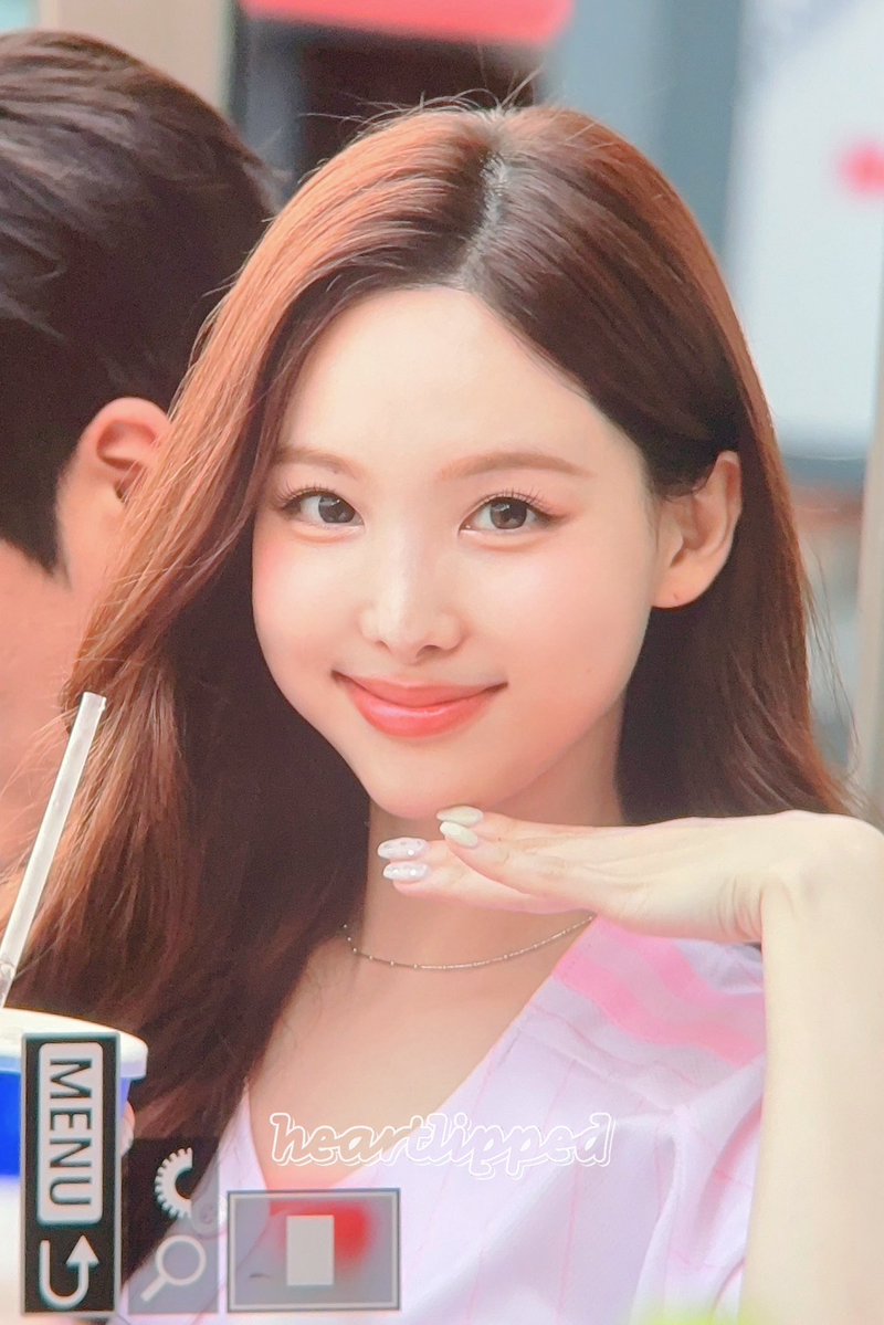 heartlipped's tweet photo. 260704 지구반대편자리 받아와서 힘들어하는 사람 얼굴로 구해주시는 중 #나연 #Nayeon #ナヨン #TWICE https://t.co/711BMtDpzc