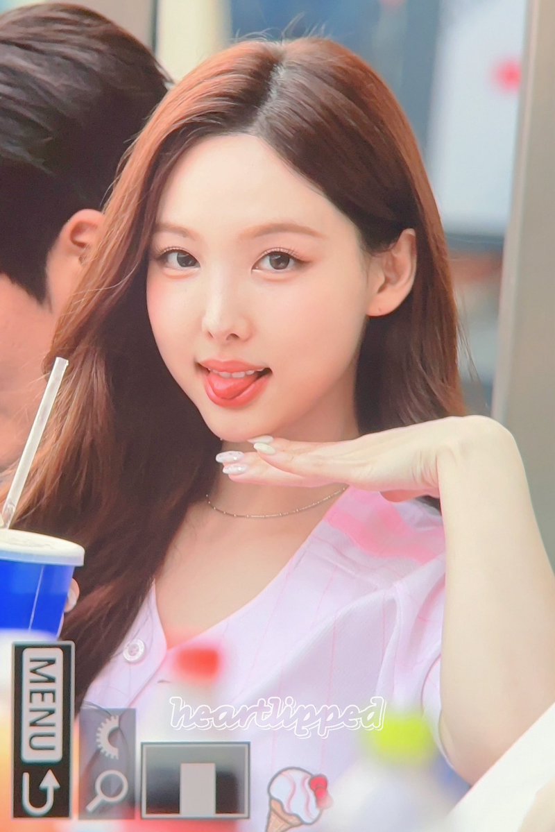 heartlipped's tweet photo. 260704 지구반대편자리 받아와서 힘들어하는 사람 얼굴로 구해주시는 중 #나연 #Nayeon #ナヨン #TWICE https://t.co/711BMtDpzc