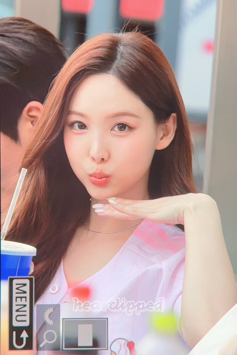 heartlipped's tweet photo. 260704 지구반대편자리 받아와서 힘들어하는 사람 얼굴로 구해주시는 중 #나연 #Nayeon #ナヨン #TWICE https://t.co/711BMtDpzc