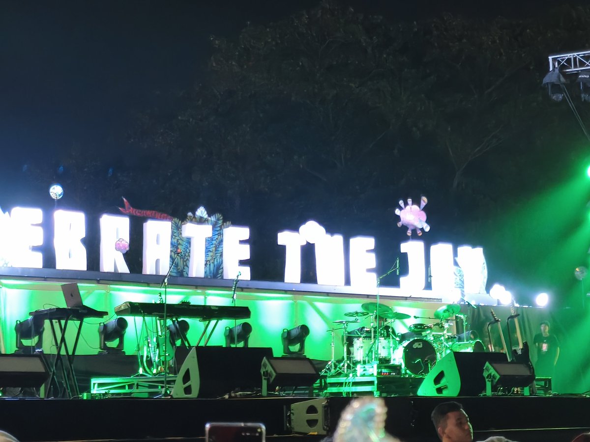 riharuruhara's tweet photo. My own Xdinary Heroes in Prambanan Jazz Festival 2026 fancams — a thread https://t.co/zIRHl745cc