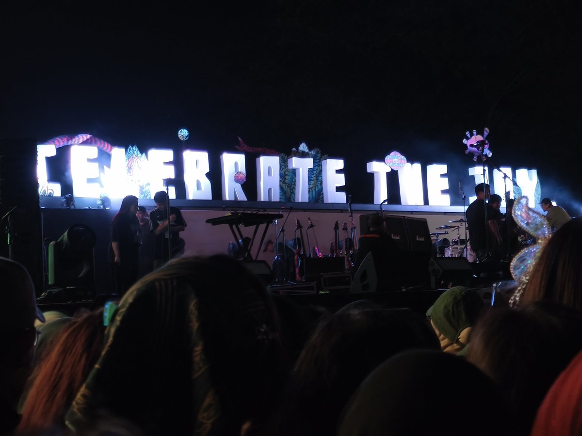 riharuruhara's tweet photo. My own Xdinary Heroes in Prambanan Jazz Festival 2026 fancams — a thread https://t.co/zIRHl745cc