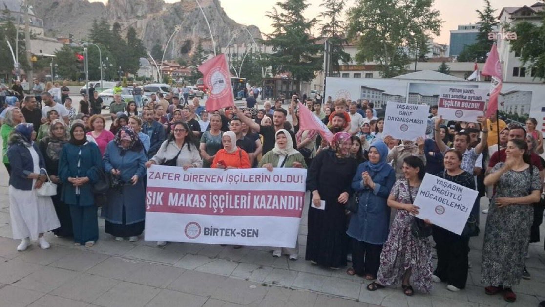 tmuhalefet24's tweet photo. 260 gündür direnen Şık Makas işçileri kazandı!

Şık Makas CRS Tekstil fabrikasında çalışırken hakları ödenmeden işten ��ıkarılan ve Birtek-Sen öncülüğünde 260 gündür eylemlerini sürdüren tekstil işçilerinin mücadelesi zaferle sonuçlandı. https://t.co/KL8II81wlV