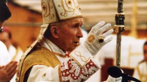 BriGargurevich's tweet photo. «En la hora de mi muerte, cuando Nuestro Señor me pregunte: ¿Qué has hecho de tu episcopado, y con tu gracia episcopal y sacerdotal?, no quiero oír de su boca estas terribles palabras: Has cooperado con los demás a destruir mi Iglesia».

Monseñor Marcel Lefebvre https://t.co/kkgNGEzUxf