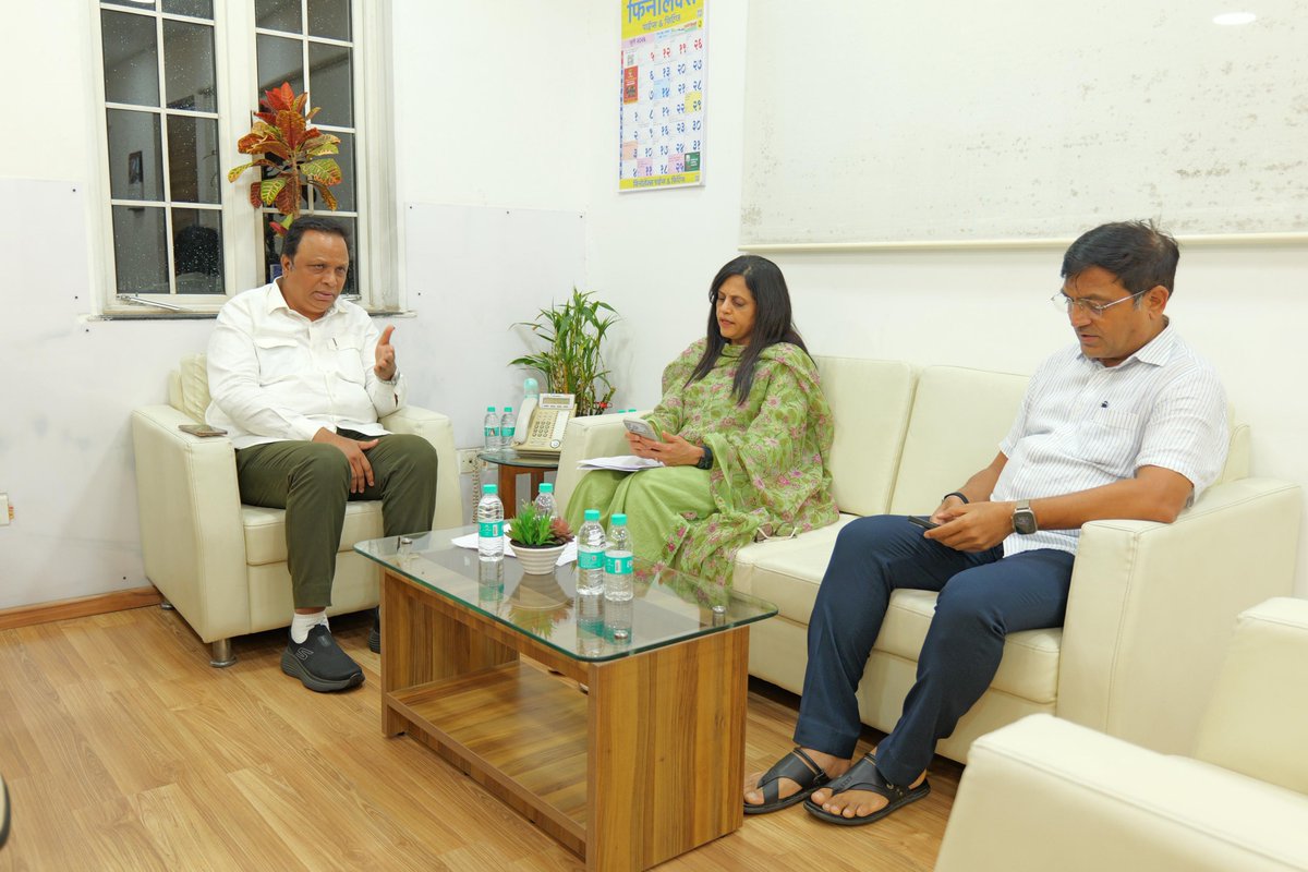 ShelarAshish's tweet photo. मुंबई महानगरपालिका मुख्यालयातील आपत्कालीन व्यवस्थापन कक्षाला भेट दिली. येथे आयुक्त अश्विनी भिडे आणि वरिष्ठ अधिकाऱ्यांकडून दिवसभराचा आढावा घेतला. तसेच उद्याचा हवामान खात्याचा अलर्ट पाहता करावयाच्या नियोजनाबाबत चर्चा केली.

मुंबईतील पाणी साचणारी ठिकाणे, जलनिस्सारण व्यवस्था, रस्ते वाहतूक, नागरिकांच्या सुरक्षिततेसाठी करण्यात आलेल्या उपाययोजना, रेल्वेसह बेस्ट व अन्य प्राधिकरणांशी असलेला समन्वयाबाबत माहिती घेतली.

#Maharashtra #Mumbai #AshishShelar