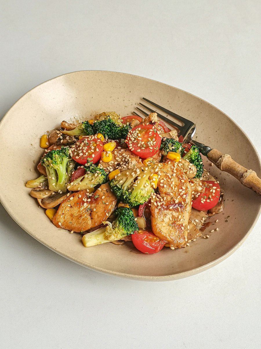 FEISAL2012's tweet photo. [Today’s fat loss win: 15-min grilled chicken salad with mixed greens, cherry tomatoes, balsamic glaze u0026 a sprinkle of chia seeds – light, flavorful, and keeps me full for hours! No boring diet food here ]， https://t.co/j6ROm0IKbt